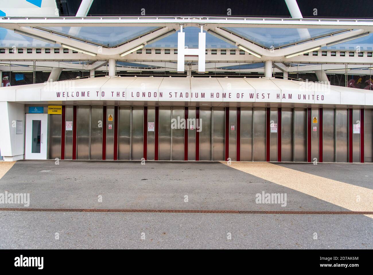 London, Großbritannien. Oktober 2020. Ein "Welcome to the London Stadium Home of West Ham United" ist über den Türen im Stadion zu sehen. Quelle: Dave Rushen/SOPA Images/ZUMA Wire/Alamy Live News Stockfoto