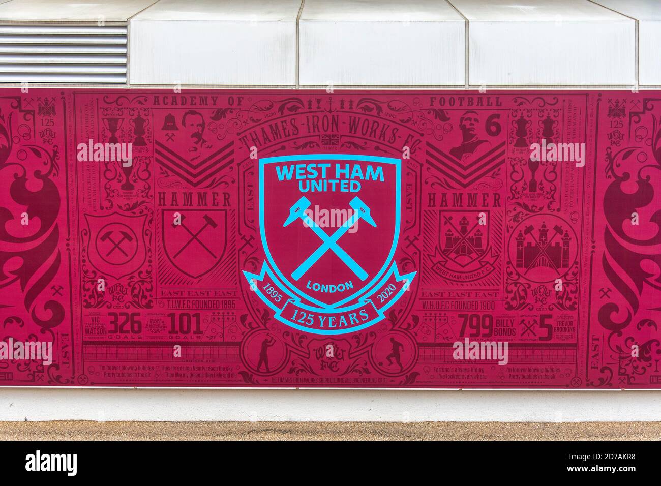 London, Großbritannien. Oktober 2020. Das Vereinsabzeichen von West Ham United an einer Wand im Londoner Stadion in den Mannschaften-Farben Klarinette und Blau. Quelle: Dave Rushen/SOPA Images/ZUMA Wire/Alamy Live News Stockfoto