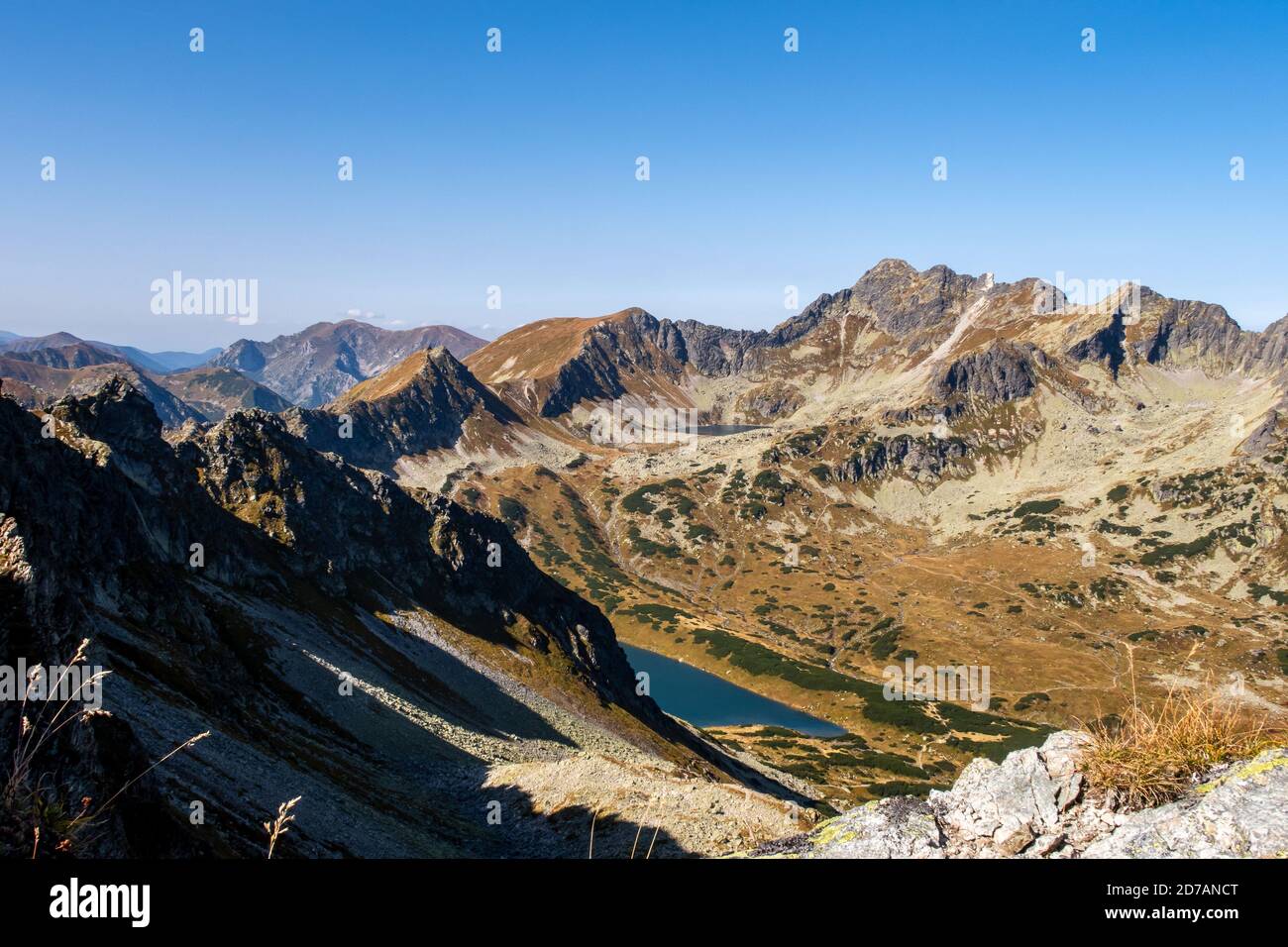 Fünf polnische Teiche Tal (Dolina Pieciu Stawow) in der Tatra mit Czarny Staw Polski und Zadni Staw Polski Seen, Swinica und Kozi Wierch Zinnen Stockfoto