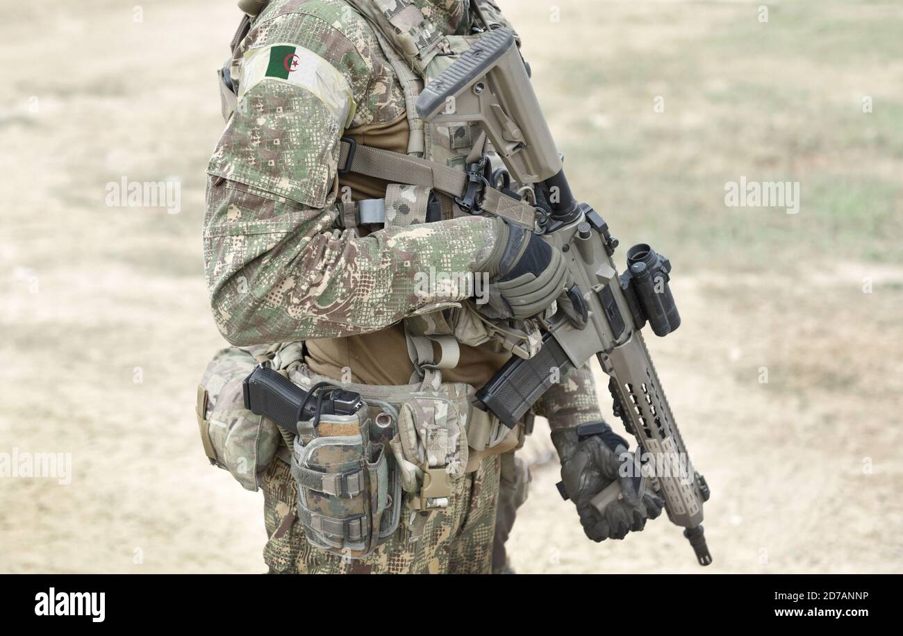 Soldat mit Sturmgewehr und Flagge Algeriens auf Militäruniform. Collage. Stockfoto