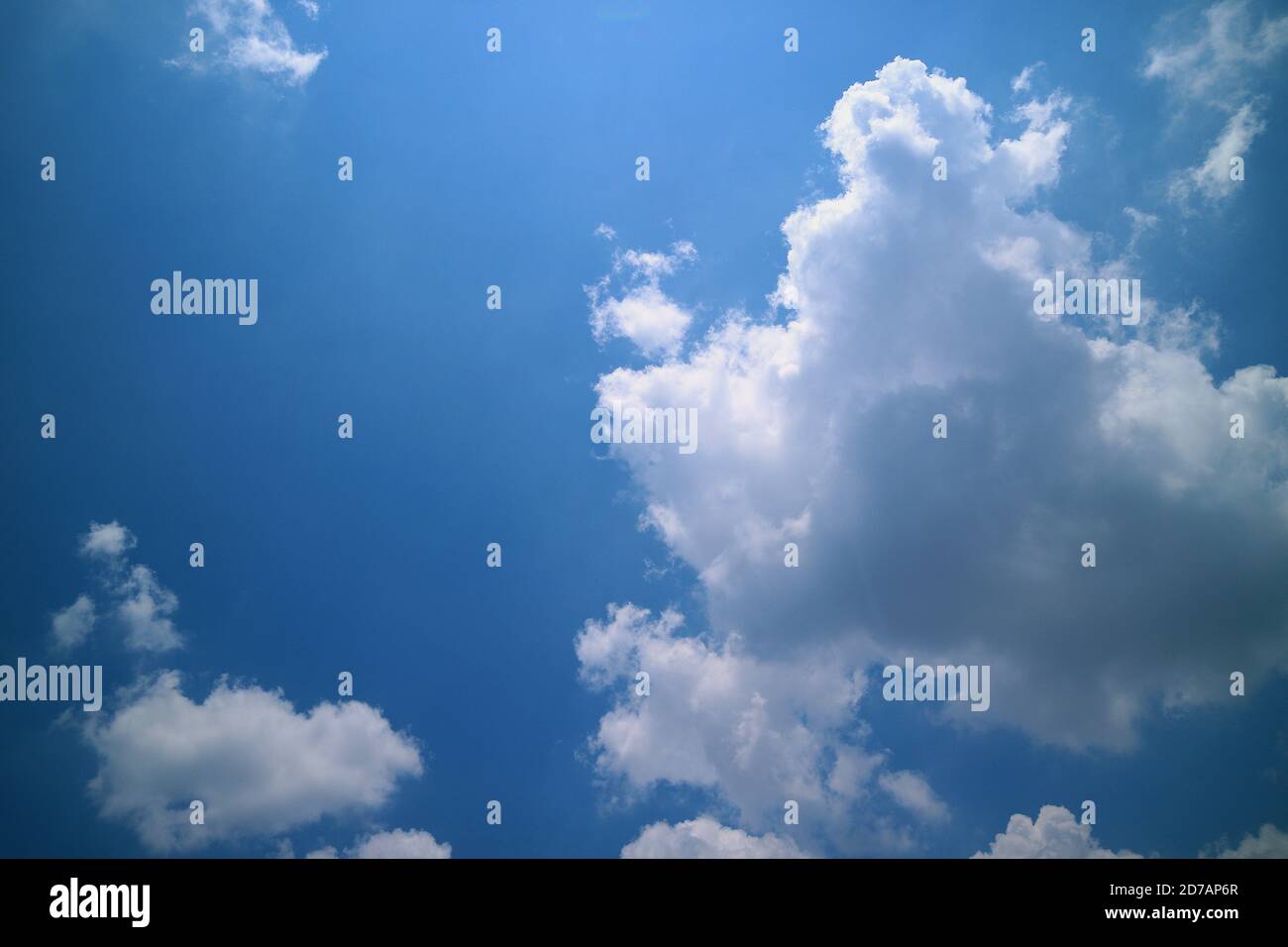 Schöner blauer Himmel Hintergrund mit weißen Wolken. Himmel und Wolken während des Tages im Sommer. Weiße flauschige Wolken in den blauen Himmel. Stockfoto
