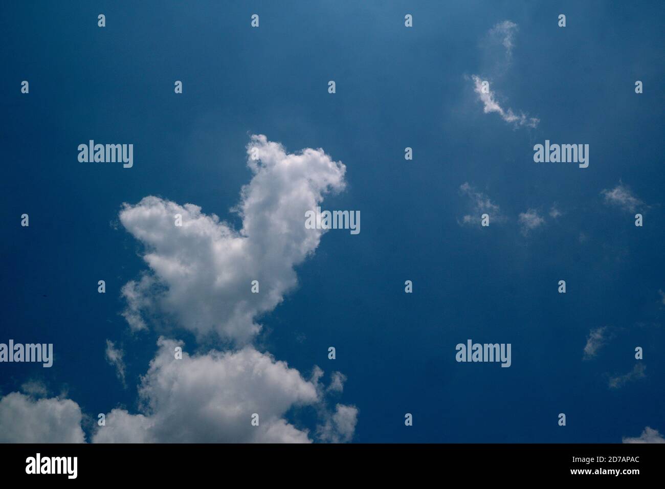 Schöner blauer Himmel Hintergrund mit weißen Wolken. Himmel und Wolken während des Tages im Sommer. Weiße flauschige Wolken in den blauen Himmel. Stockfoto