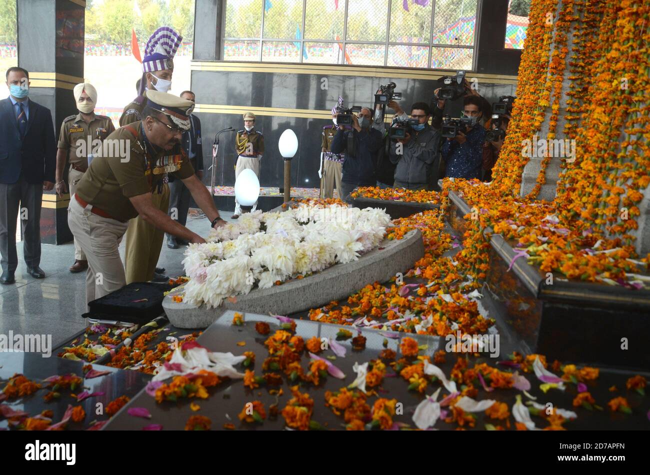 Jammu und Kashmir DGP Dilbgah singh legt einen Blumenkranz An der Gedenkstätte während einer Zeremonie zum Gedenken an die Polizei Tag im Polizeiausbildungszentrum in Zewan in Srinagar Stockfoto