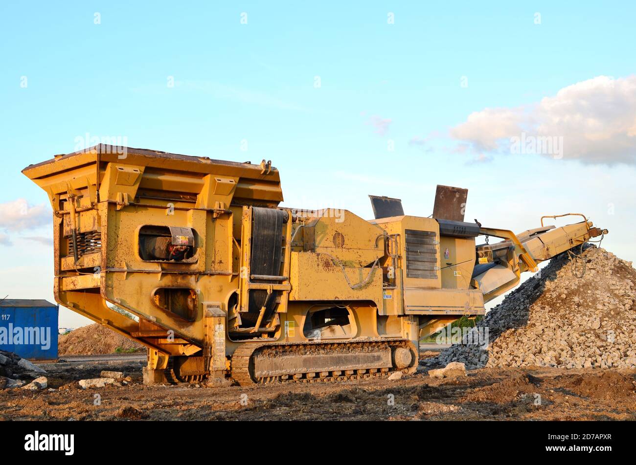 Mobile Steinbrecher Maschine von der Baustelle oder Bergbau Steinbruch für die Zerkleinerung von alten Betonplatten in Kies und die anschließende Herstellung von Zement Stockfoto