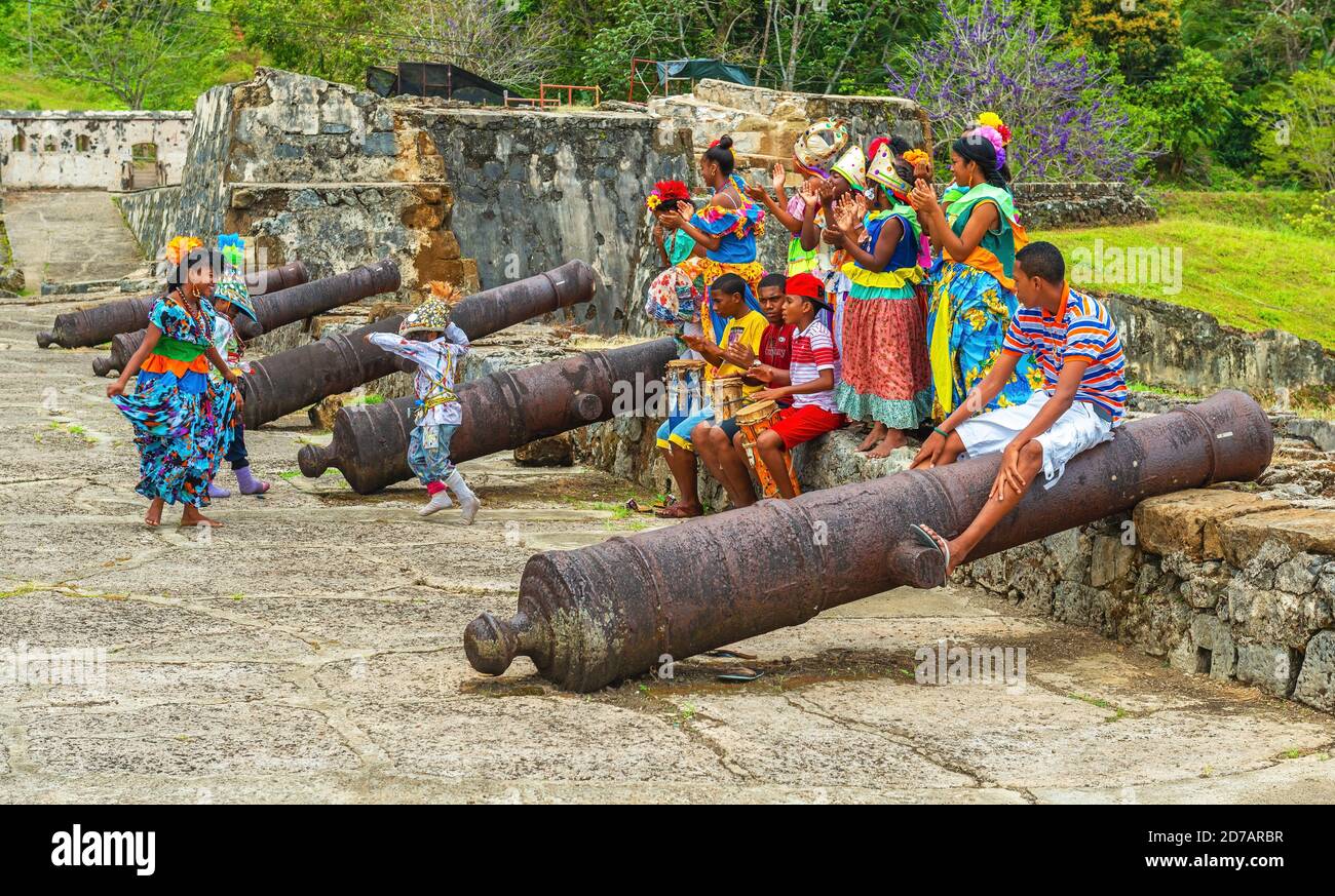 Traditioneller kongo-Tanz, ein afro-kolonialer Tanz, gemischt mit spanischen Einflüssen, mit Kanonen der Festung Santiago, Portobelo. Stockfoto