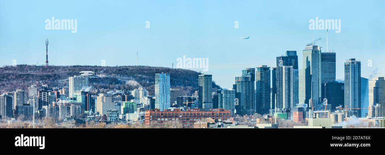 Montreal Skyline Panorama von Quebec Reiseziel in Kanada. Winterlandschaft Hintergrund des Mount Royal Berg und Wolkenkratzer Gebäude Stockfoto