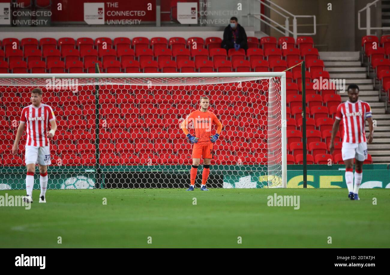 Stoke City Torwart Adam Davies (Mitte) reagiert, nachdem Barnsley's Elliot Simoes (nicht abgebildet) während des Sky Bet Championship Spiels im bet365 Stadium, Stoke, das erste Tor seiner Seite erzielt hat. Stockfoto