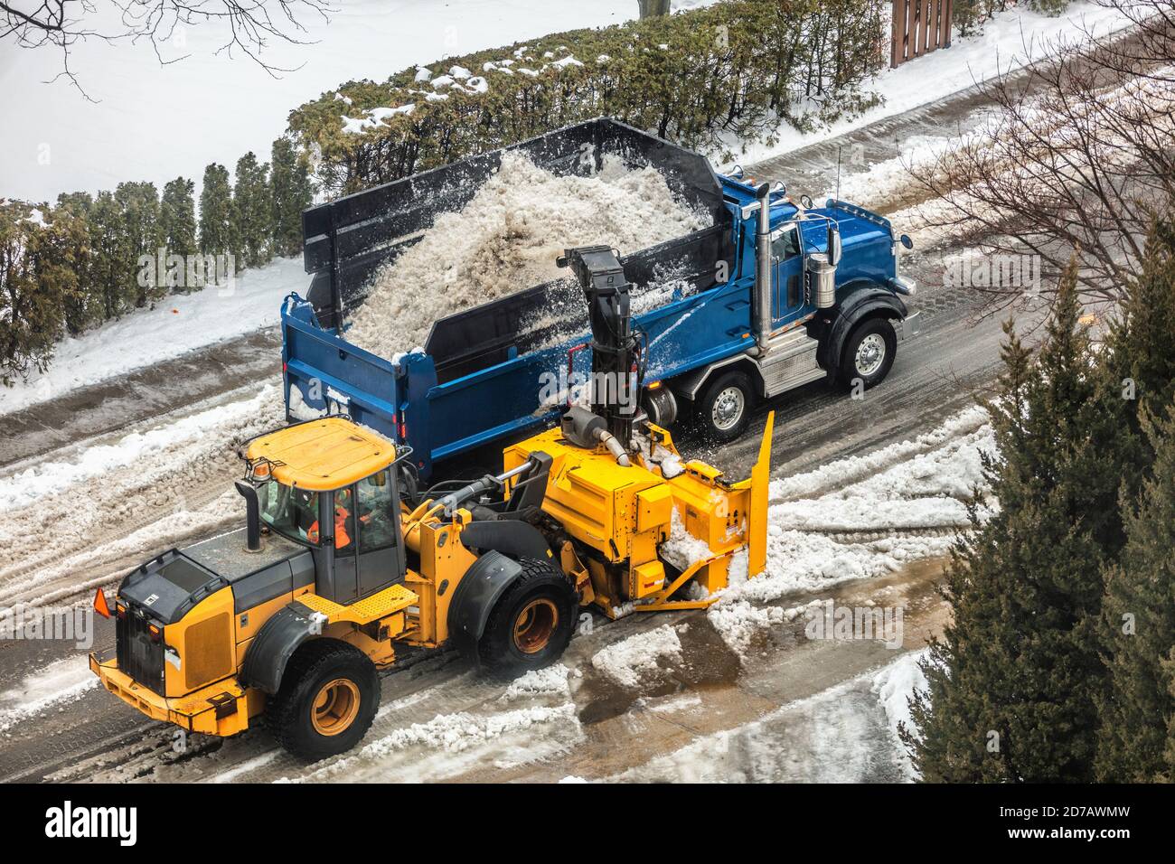 Schnee Entfernung Pflug LKW Reinigung Stadt Straße Entfernen Schnee mit Schneepflug Schneefräse schwere Ausrüstung LKW Stockfoto