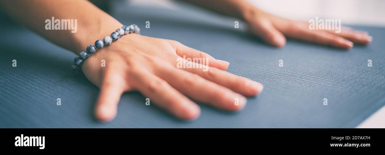 Yoga Meditation Wellness Hintergrund - Frau tut Kinder Pose Stretch auf Übungsmatte - Training zu Hause Panorama Banner. Fitness- und Gesundheitssport bei Stockfoto