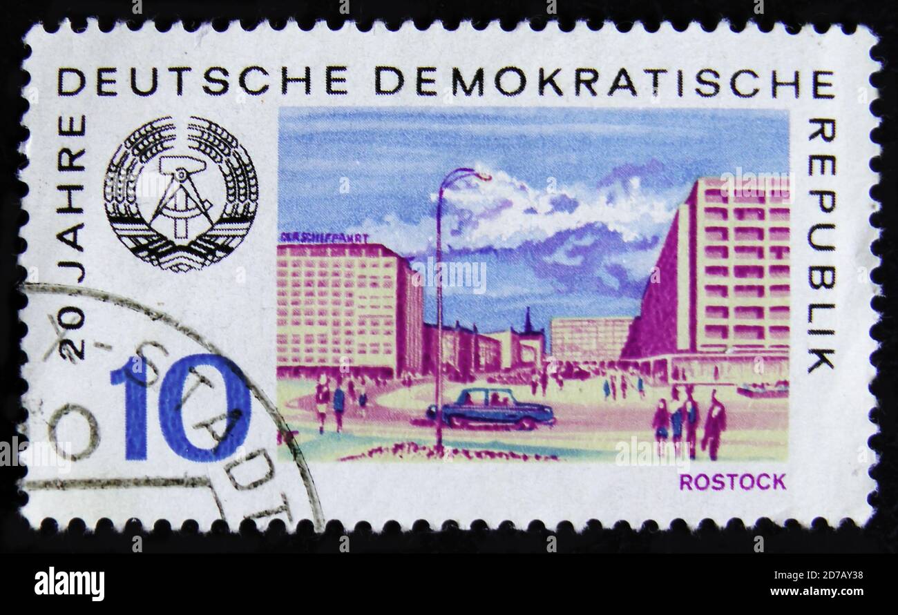 MOSKAU, RUSSLAND - 2. APRIL 2017: Eine Briefmarke, gedruckt in der DDR zu Ehren des 10. Jahrestages der DDR, zeigt den Rostocker Platz, um 1969 Stockfoto