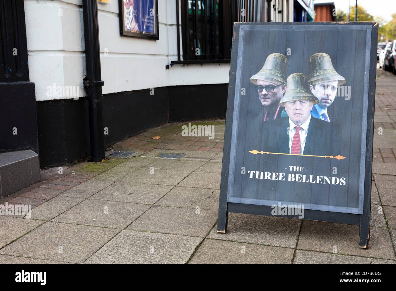 LIVERPOOL, Großbritannien - Oktober 2020: Der James Atherton Pub in Merseyside wird aus Protest gegen die britische Regierung in die drei Bellends umbenannt Stockfoto