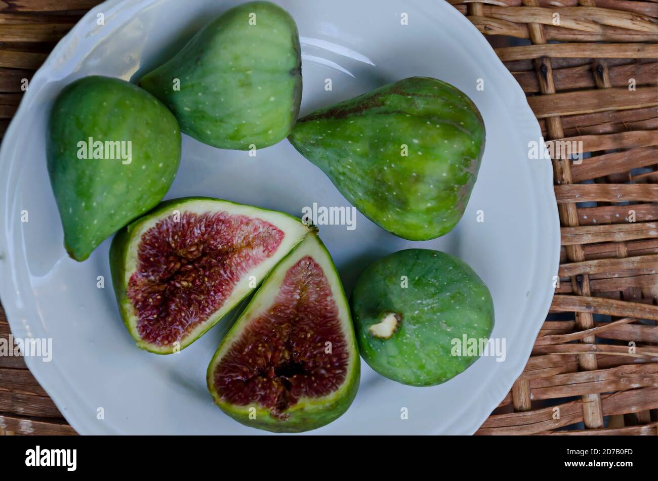 Mehrere ganze und zwei Hälften von Feigen in einer weißen Platte aus der Nähe, Sofia, Bulgarien Stockfoto