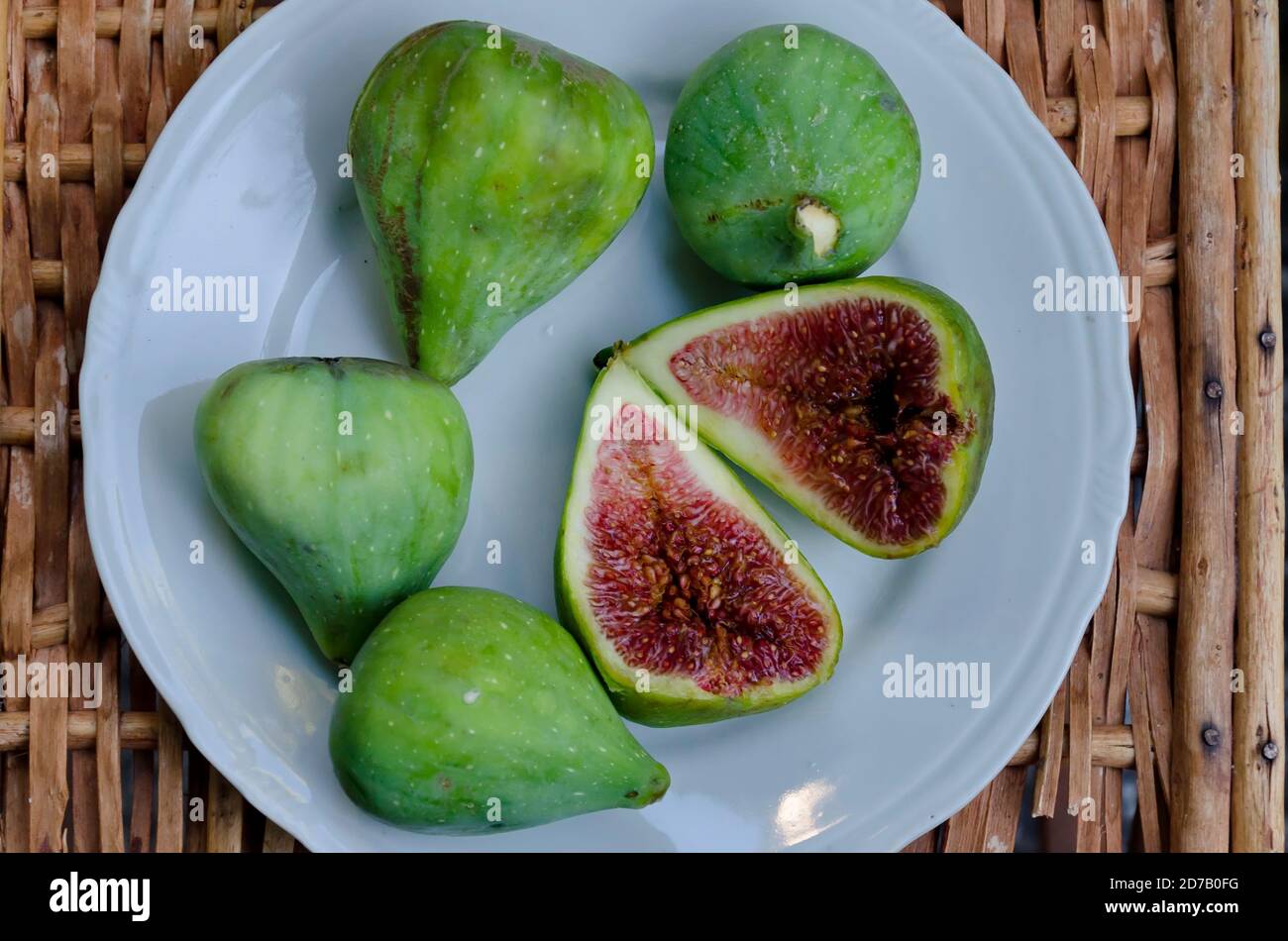 Mehrere ganze und zwei Hälften von Feigen in einer weißen Platte aus der Nähe, Sofia, Bulgarien Stockfoto
