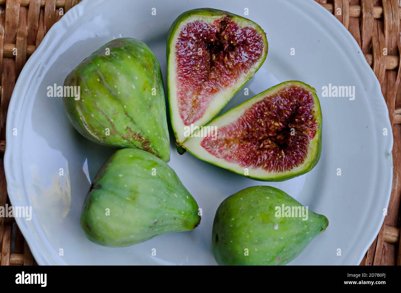 Mehrere ganze und zwei Hälften von Feigen in einer weißen Platte aus der Nähe, Sofia, Bulgarien Stockfoto