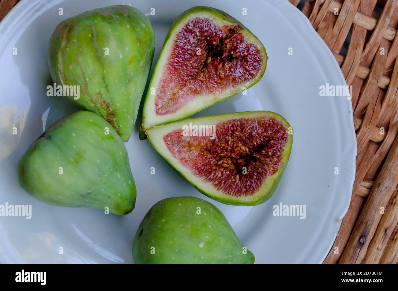 Mehrere ganze und zwei Hälften von Feigen in einer weißen Platte aus der Nähe, Sofia, Bulgarien Stockfoto