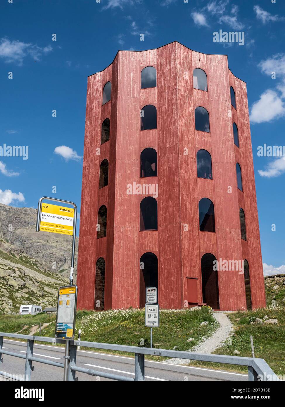 Theaterturm auf dem höchsten Punkt des Julier Passes, Schweiz. Stockfoto