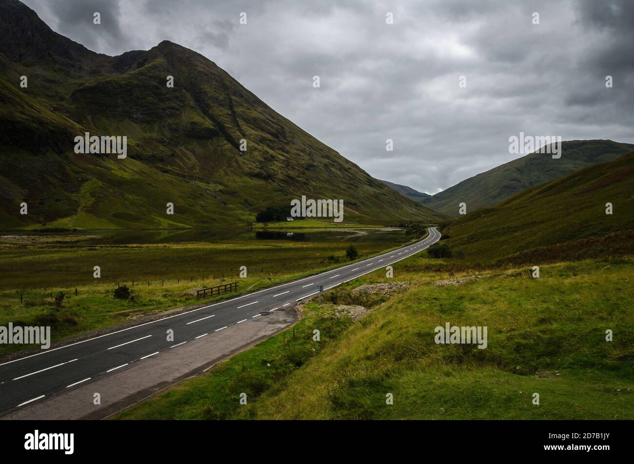Eine malerische Straße, die das Glen Coe Valley an einem stürmischen Tag überquert, Schottland, Großbritannien Stockfoto