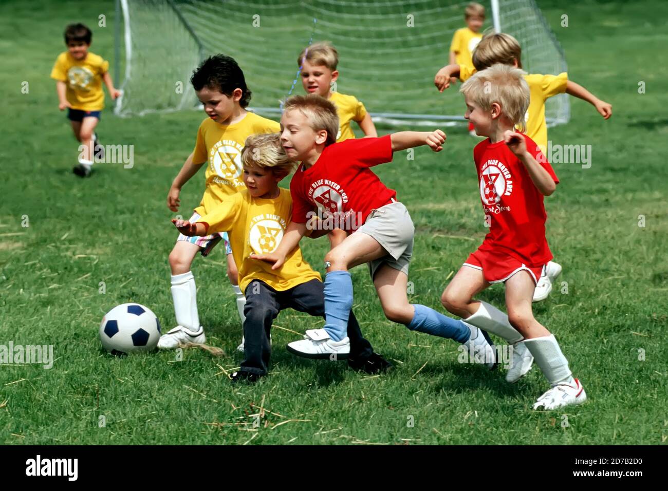 Fußball-Action mit Jungen im Alter von 6 - 9 Jahren Alter Stockfoto