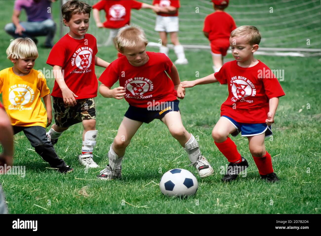 Fußball-Action mit Jungen im Alter von 6 - 9 Jahren Alter Stockfoto