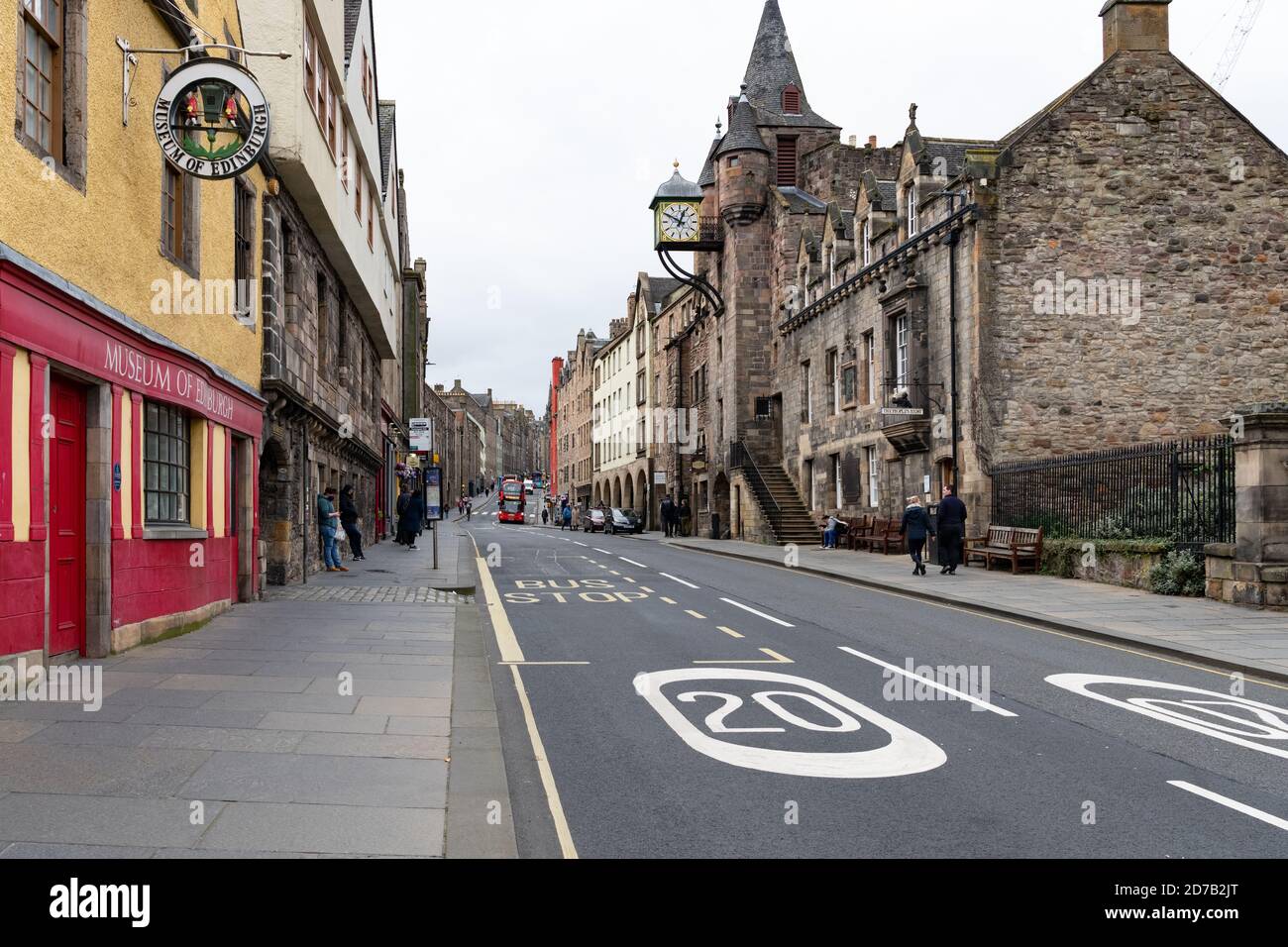 20mph Geschwindigkeitsbeschränkung Straßenmarkierung auf der Royal Mile in Edinburgh, Schottland, Großbritannien Stockfoto