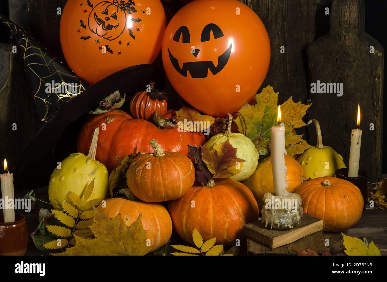 Halloween Komposition, Kürbisse und Ballons auf schwarzem Hintergrund. Halloween Heimtextilien Stockfoto