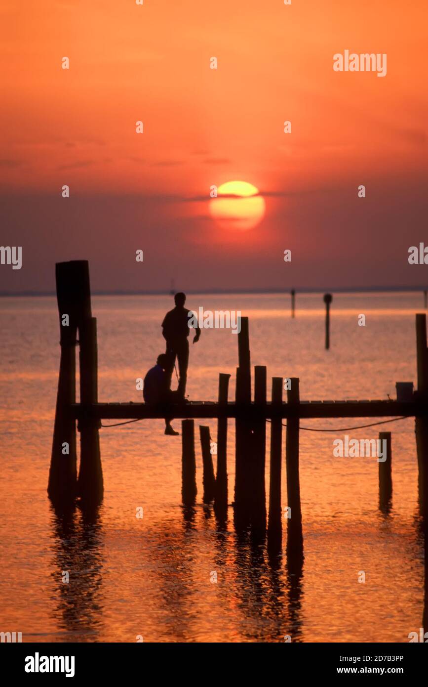 Venedig Florida bei Sonnenuntergang mit Menschen, die auf einem Pier fischen Stockfoto