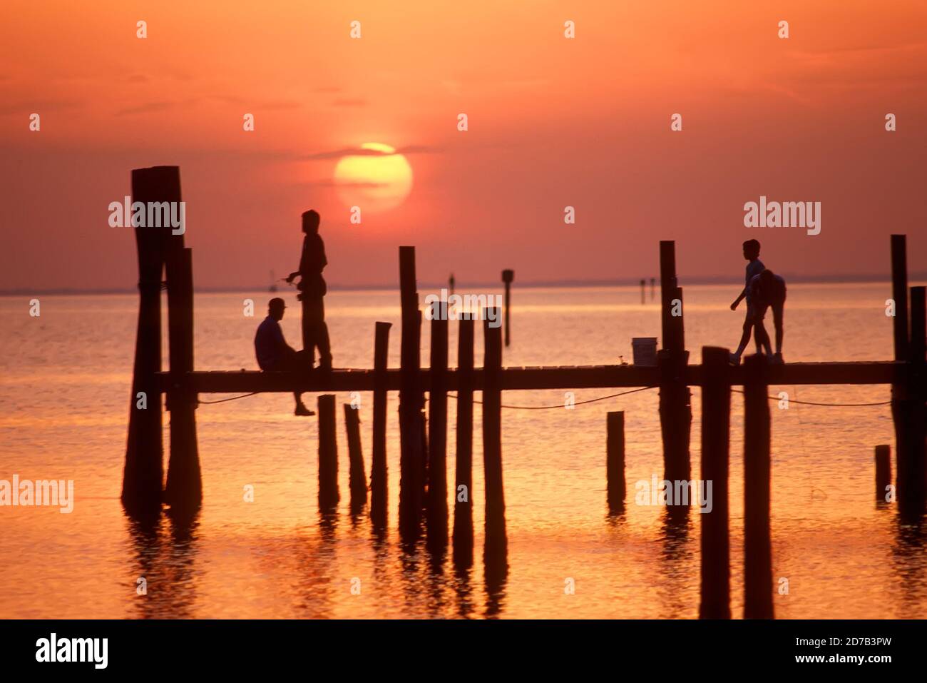Venedig Florida bei Sonnenuntergang mit Menschen, die auf einem Pier fischen Stockfoto