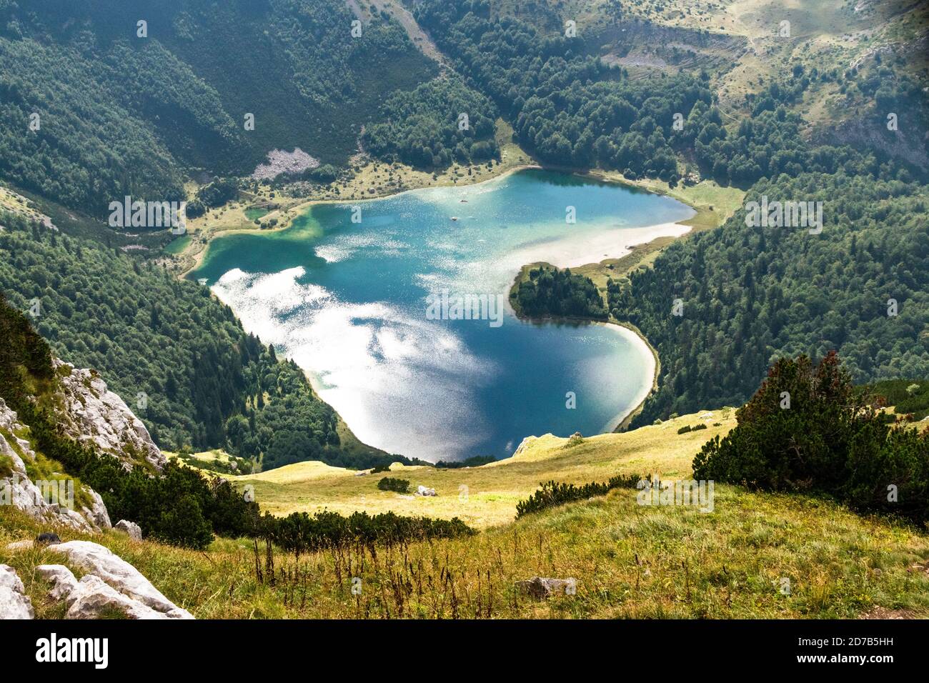 Schöne Aufnahme des Trnovacko Sees in Montenegro Stockfoto