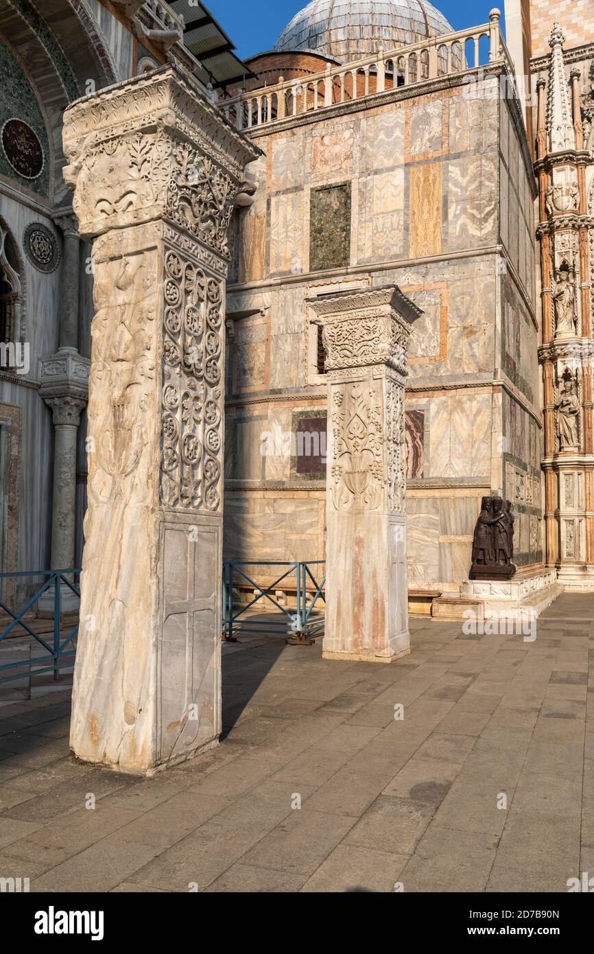 Die Säulen von Akko an der Südwand der Markusbasilika mit dem Porträt der vier Tetrarchen im Hintergrund, Piazza San Marco, Venedig, Italien Stockfoto