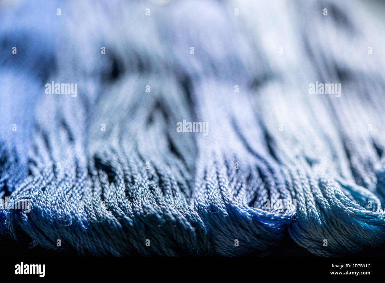 Nahaufnahme Schattierungen von blauen Stickgarn Stockfoto