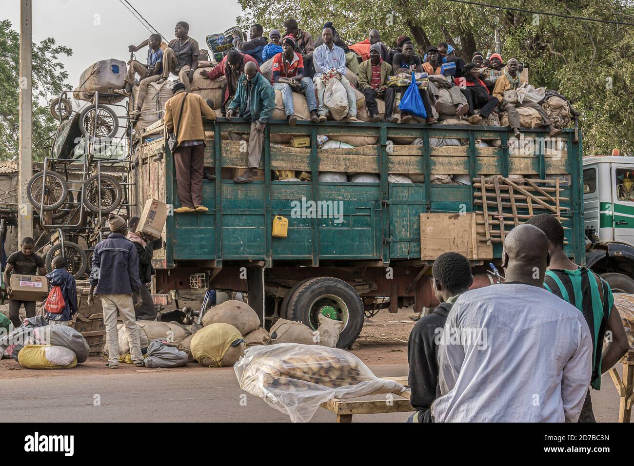 Flüchtling-Truck startet die Reise (vorbei an der wüste sahara) von der Stadt Niamey, Niger. Stockfoto