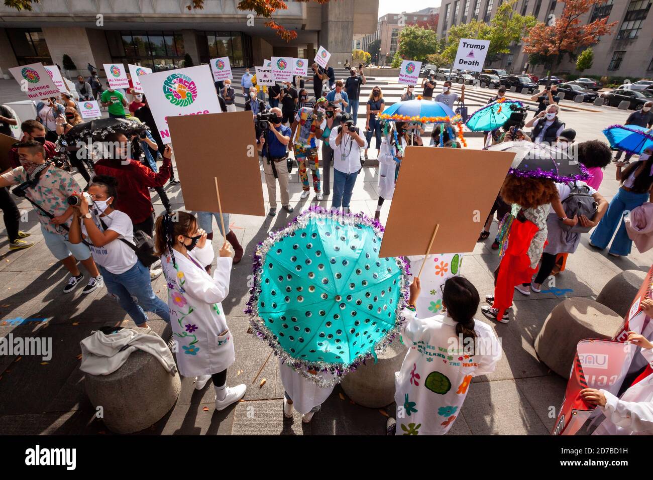 Washington, DC, USA, 21. Oktober 2020. Im Bild: Die Protestierenden bei der Free the Vaccine Funk Rally trugen Kostüme und Dekorationen, als sie die Notwendigkeit unterstrichen, sicherzustellen, dass Diagnostik, Behandlung und Impfstoffe für covid-19 nachhaltig und kostenlos für Einzelpersonen auf der ganzen Welt sind. Die Funk-Rallye begann auf dem Gelände des Kapitols der Vereinigten Staaten und wurde von Live-Musik von und TOB auf dem GoGo Truck begleitet, einer mobilen Bühne, die von Long Live GoGo und Moechella bereitgestellt wurde. Kredit: Allison Bailey/Alamy Live Nachrichten Stockfoto