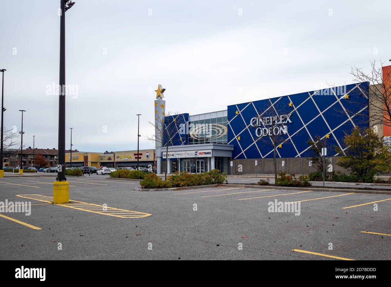 Ottawa, Ontario, Kanada - 18. Oktober 2020: Ein Cineplex-Odeon-Kino in Ottawa's Barrhaven-Gemeinde hat an einem Wochenende einen leeren Parkplatz Stockfoto