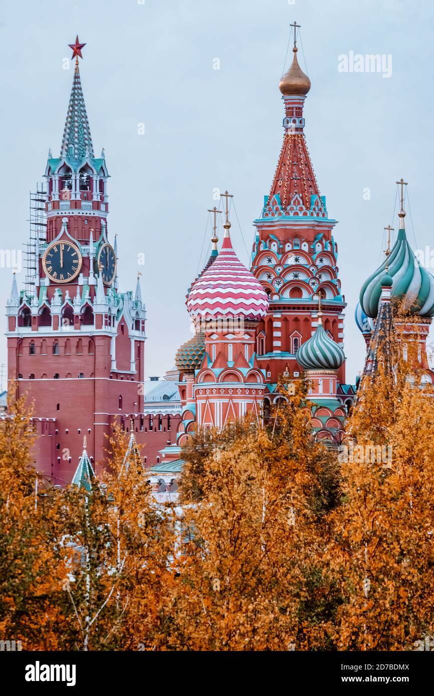 Moskauer kremlturm und Kathedrale mit Herbstbäumen Stockfoto