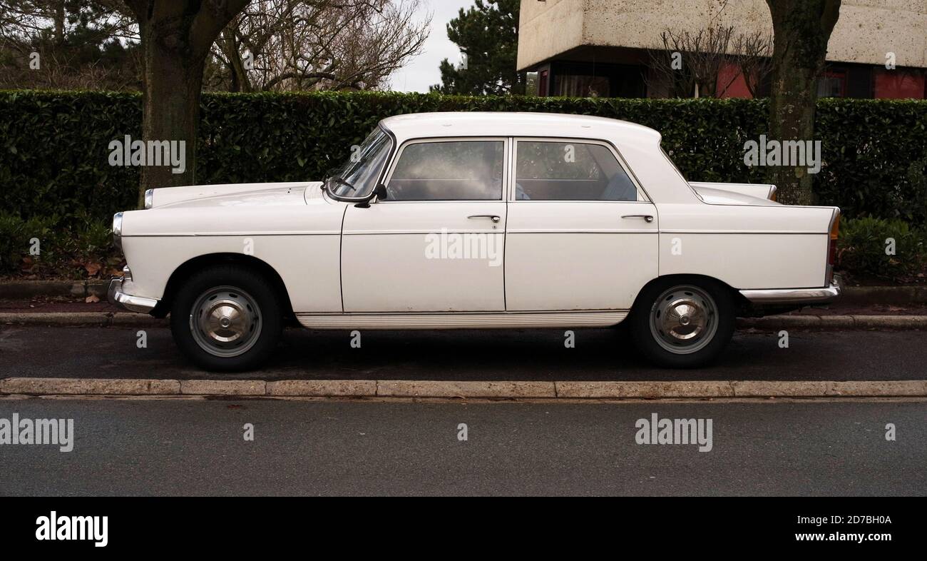 AJAXNETPHOTO. LOUVCIENNES, FRANKREICH. - SELTENER KLASSIKER - EIN PEUGEOT 404 SALON AUF EINER WOHNSTRASSE GEPARKT.FOTO:JONATHAN EASTLAND/AJAX REF:GXR92612 1030141 Stockfoto