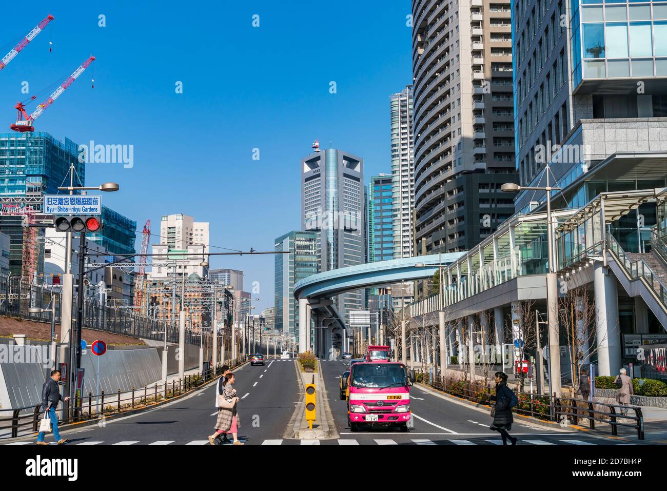 Transit Yurikamome läuft auf Hochbahn in Shiodome Tokyo Japan. Stockfoto