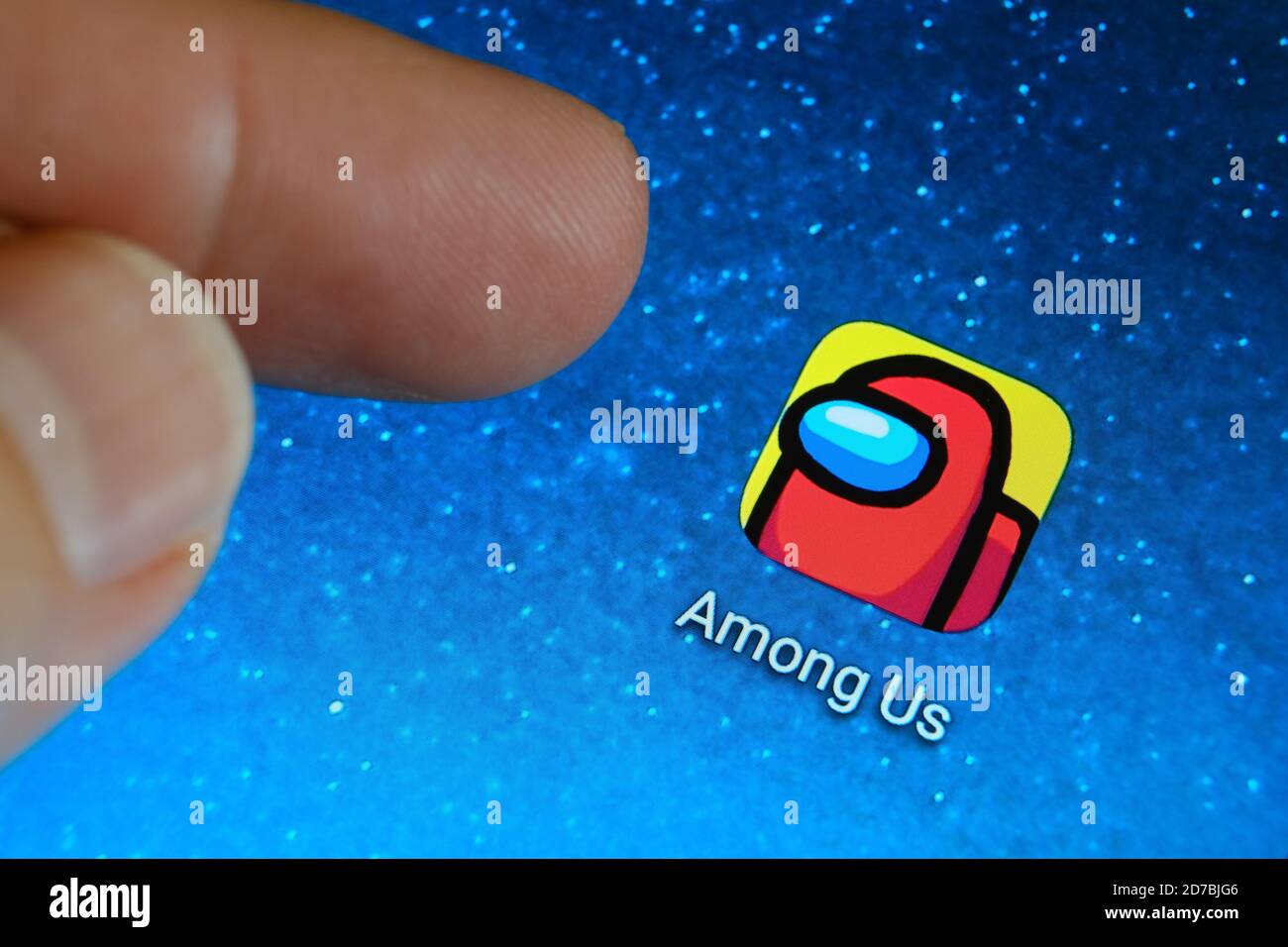 Manchester / Großbritannien - 21. Oktober 2020: Unter uns Spiel auf dem Smartphone-Bildschirm gesehen und Kind spielt es. Neue beliebte App. Stockfoto