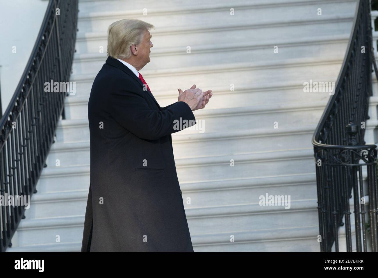 Washington, Usa. Oktober 2020. US-Präsident Donald Trump verlässt am Mittwoch, den 21. Oktober 2020, das Weiße Haus in Washington, DC. Pool Foto von Chris Kleponis/UPI Kredit: UPI/Alamy Live News Stockfoto