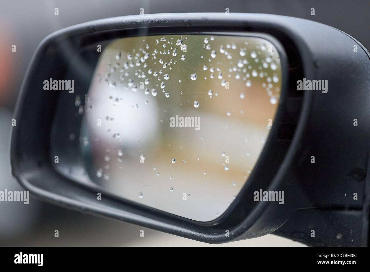 Seitenspiegel eines Ford Focus mit einigen Regentropfen auf IT Stockfoto