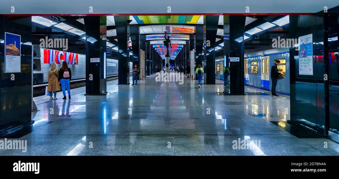 CSKA Moskau U-Bahn-Station mit Passagier und Zug Stockfoto