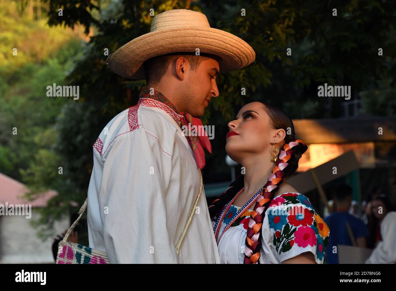 Mexikanisches Paar verliebt beim Tanzfestival Stockfoto