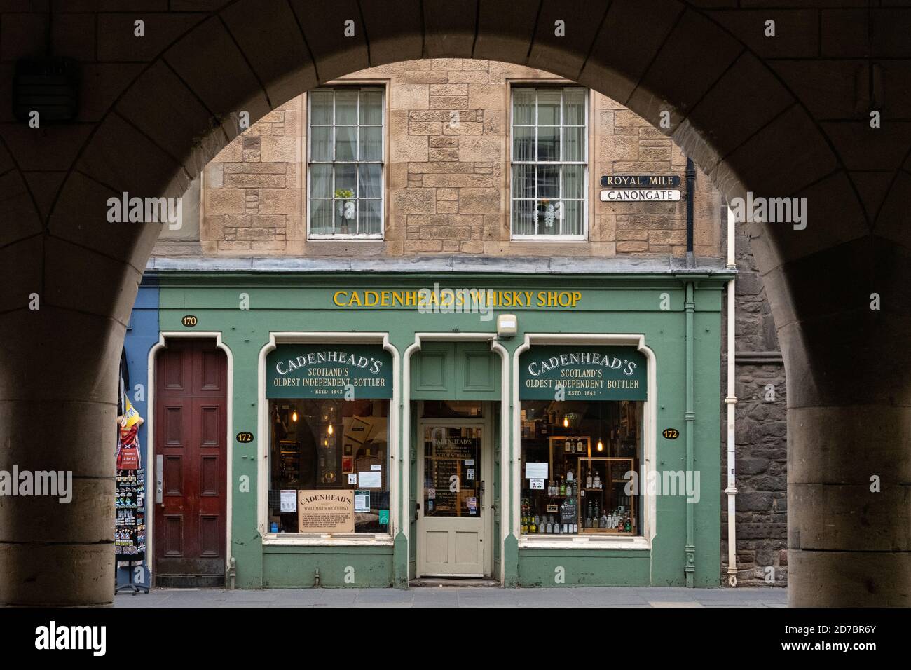 Cadenheads Whisky Shop, Canongate, Royal Mile, Edinburgh Old Town, Schottland, UK - 'Scotlands ältester unabhängiger Abfüller' Stockfoto