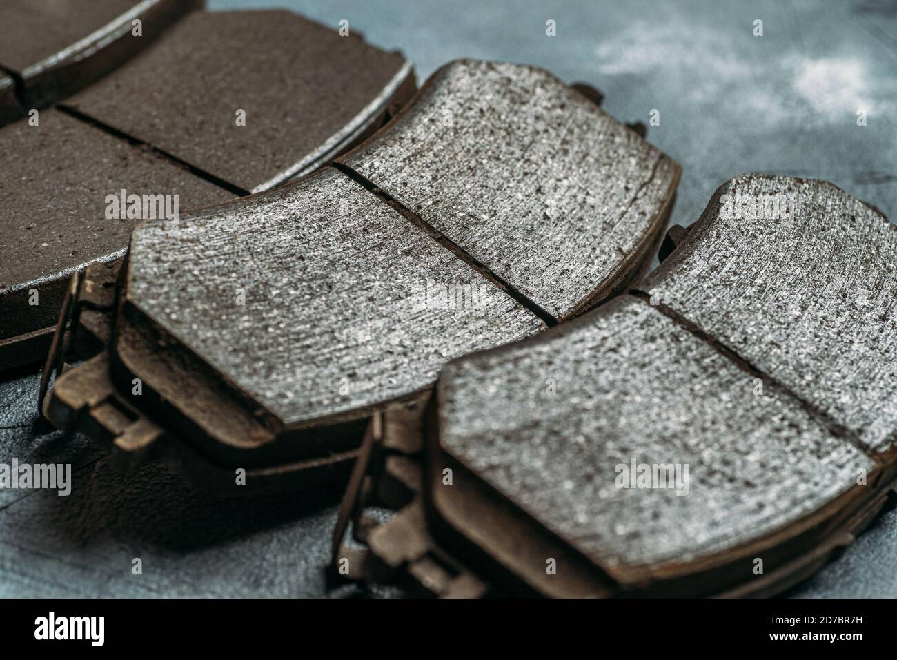 Gebrauchte abgenutzte Bremsbeläge müssen sich aus nächster Nähe ändern. Stockfoto