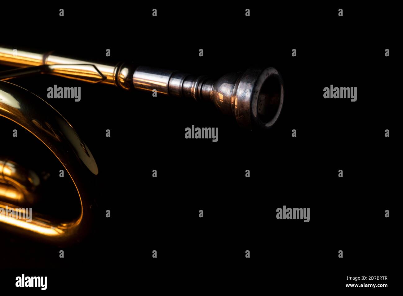 Blechblasinstrumente, goldene Trompete im Dunkeln Stockfoto