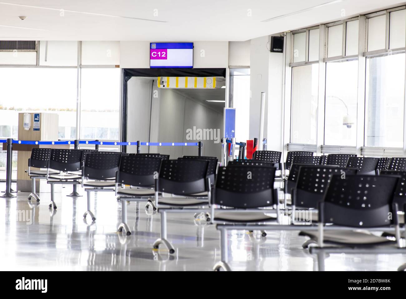 PALMIRA, KOLUMBIEN - OKTOBER 2020: Leerer Warteraum am Flughafen Cali in Kolumbien während der COVID-19 Pandemie mit sozialen Distanzierungsschildern auf Stühlen Stockfoto