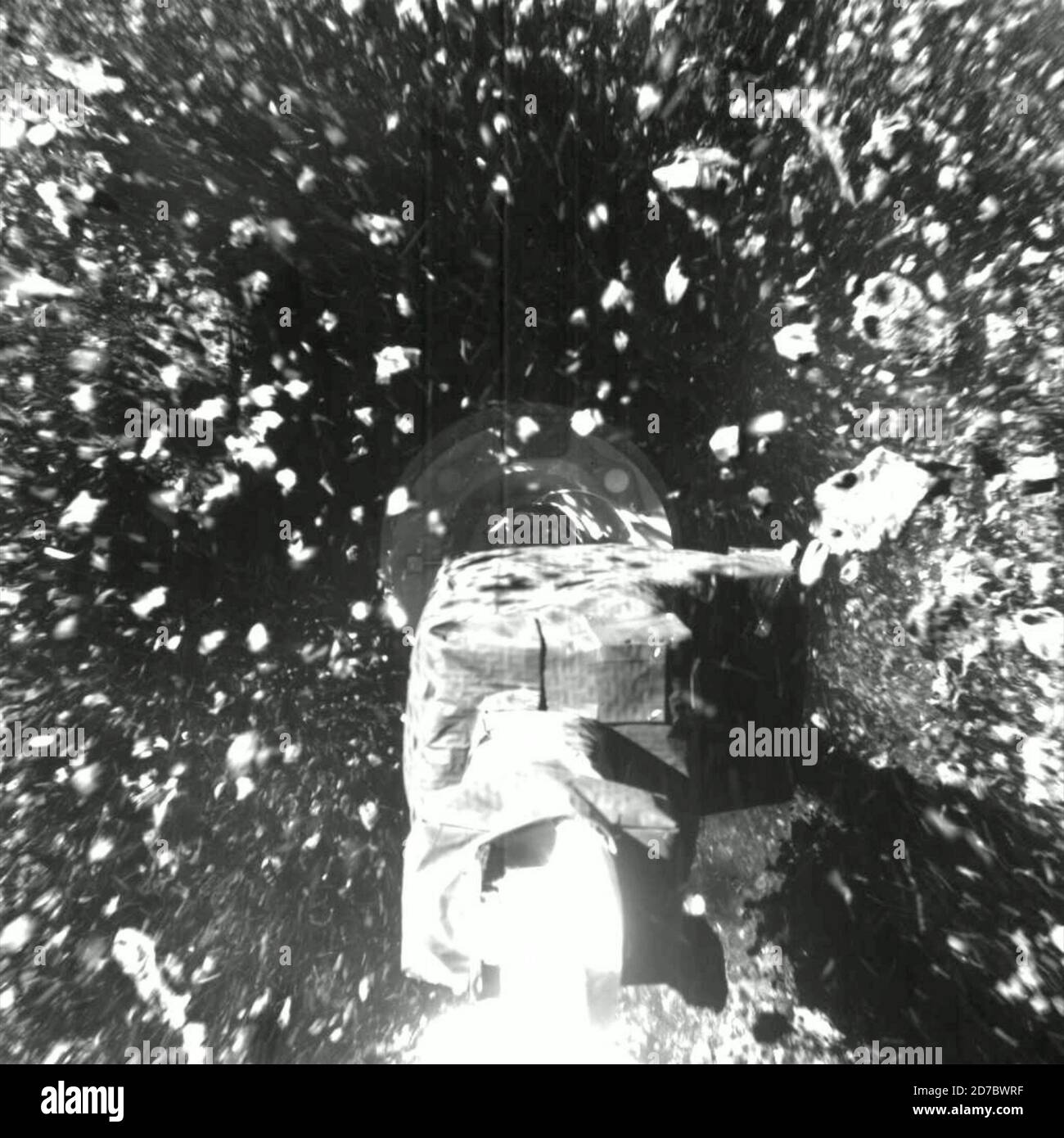 Diese Bilderserie wurde am 20. Oktober 2020 während der Touch-and-Go (TAG)-Probensammlung der OSIRIS-Rex-Mission aufgenommen und zeigt das Sichtfeld des Samcam-Imagers, während sich die NASA-Raumsonde nähert und auf der über 200 Millionen Meilen (321 Millionen km) von der Erde entfernten Oberfläche des Asteroiden Bennu niedergreift. Das Probenahmeereignis brachte das Raumschiff zum Probenort Nightingale, wobei es innerhalb von drei Fuß (einen Meter) vom Zielort niederging. Vorläufige Daten zeigen, dass der ein Fuß breite (0.3 Meter breite) Probenahmekopf Bennus Oberfläche etwa 6 Sekunden lang berührte, danach das Raumfahrzeug Stockfoto
