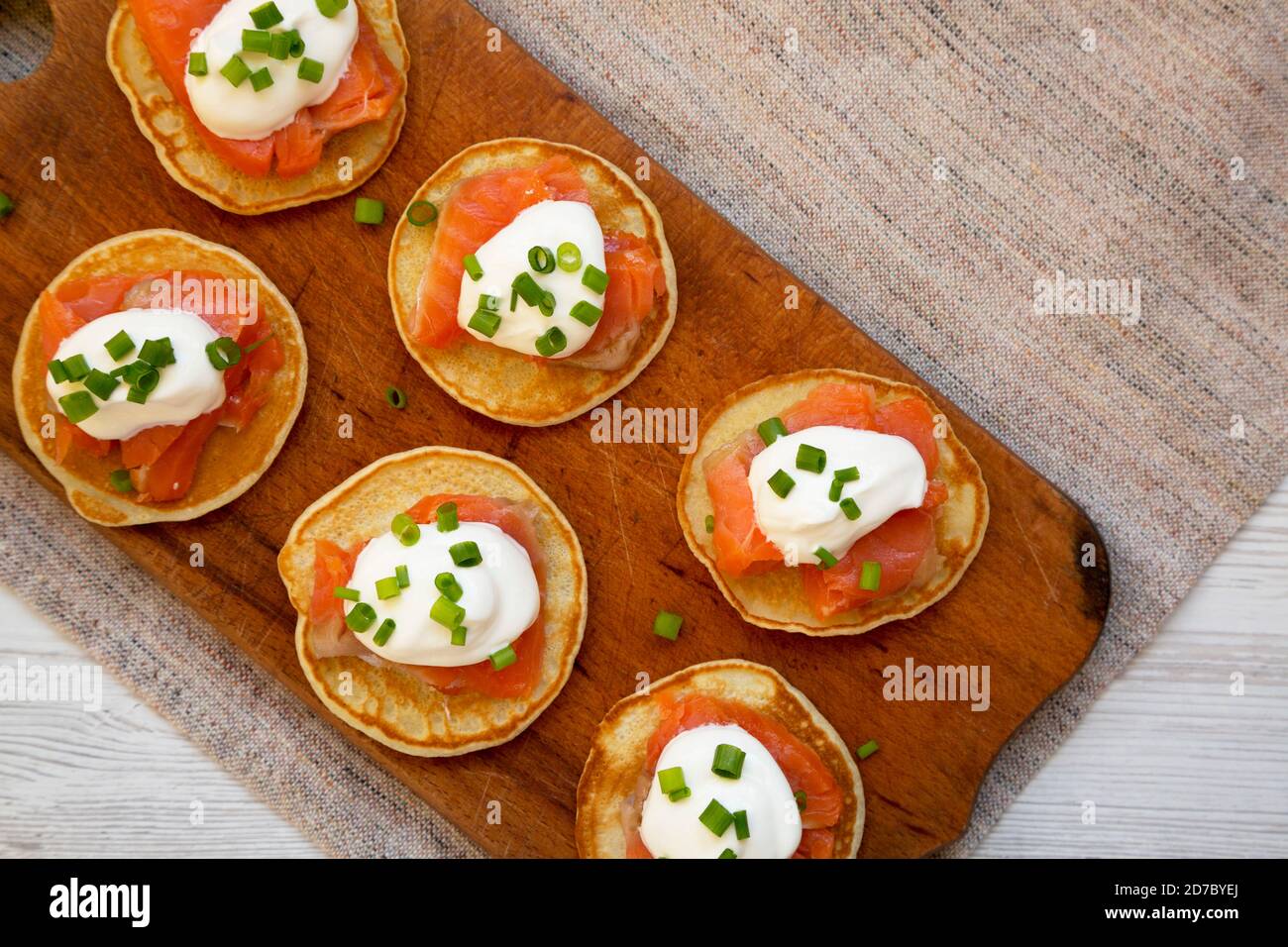 Selbstgemachte Blini mit geräuchertem Lachs, Creme und Schnittlauch auf ...