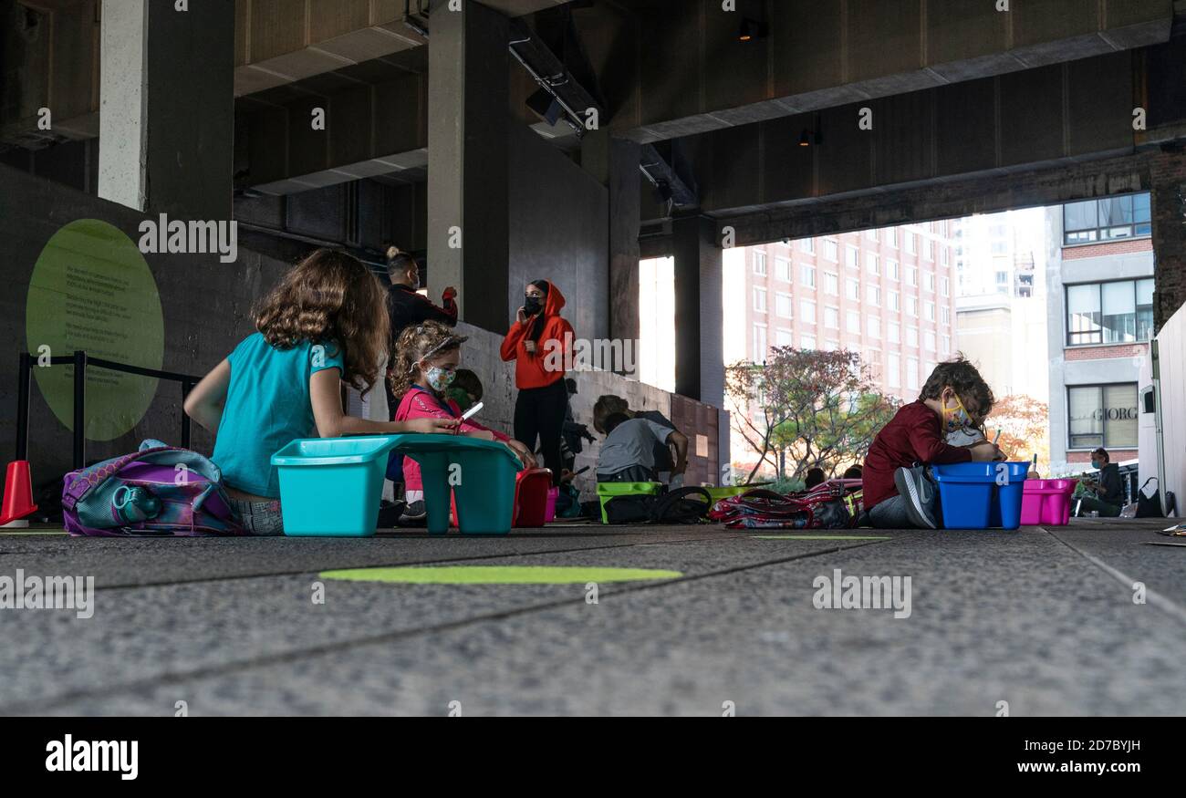 New York, NY - 21. Oktober 2020: PS 11 Schüler der Elementarschule nehmen an Kunst- und Wissenschaftskursen im Rahmen des Programms zur Nachschulanreicherung im High Line Park Teil Stockfoto