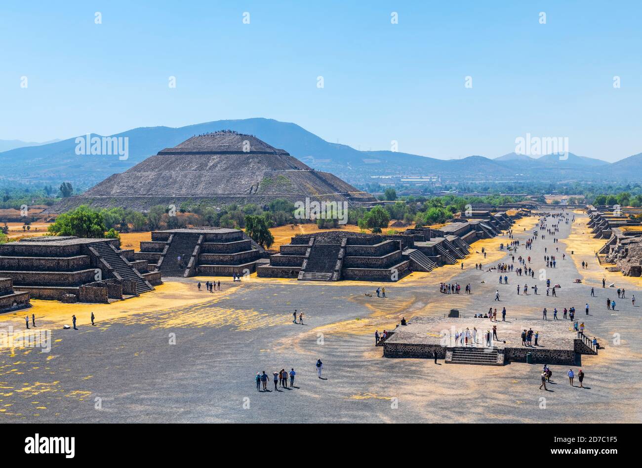 Touristen besuchen die Allee der Toten und Sonnenpyramide, Teotihuacan, Mexiko. Stockfoto