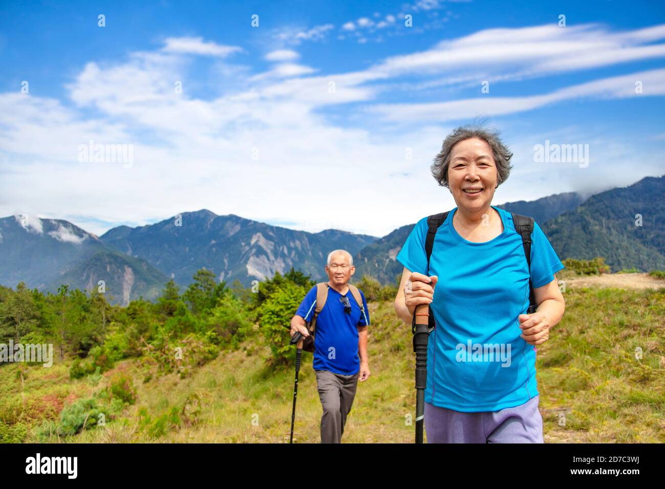 Asian Senior paar Wandern auf den schönen Bergen Stockfoto
